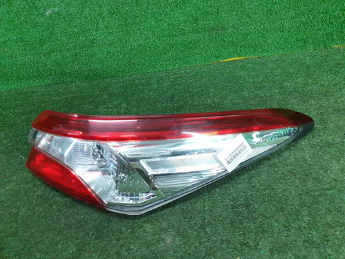 Фонарь правый внеш Toyota Camry xv70 17-нв галоген