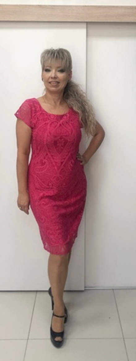 Малиновое приталенное гипюровое платье