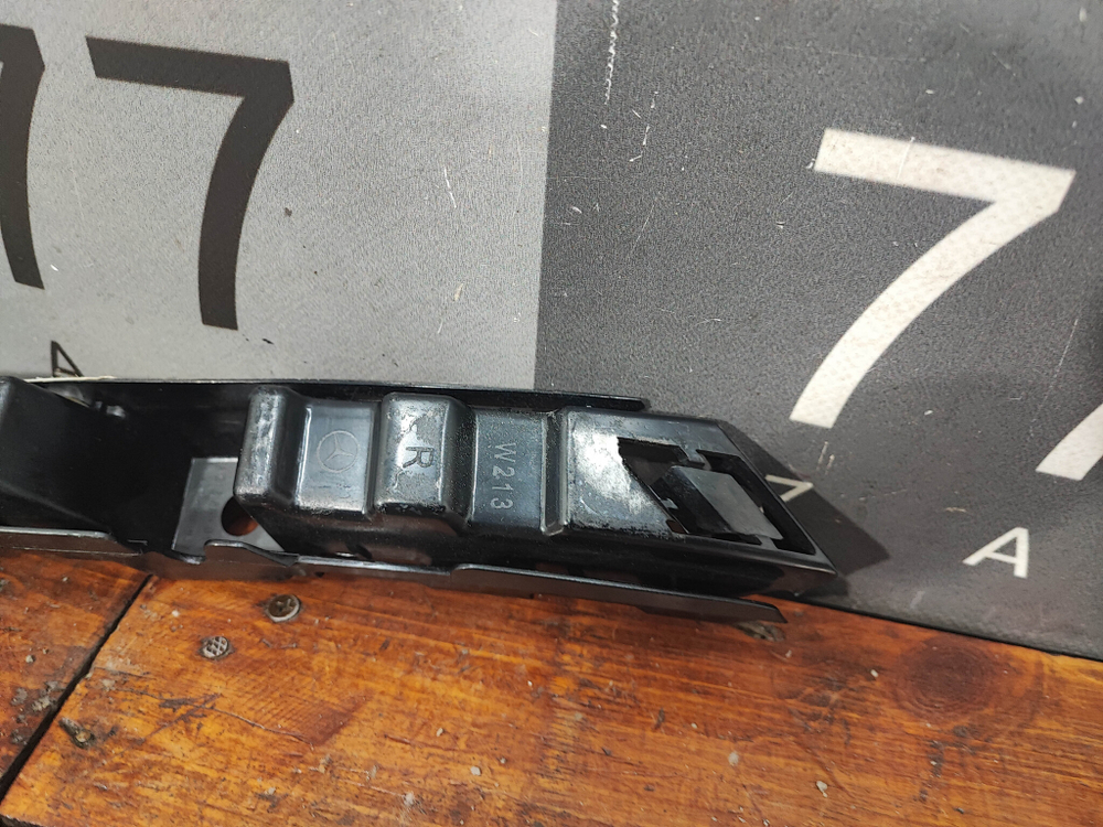 Кронштейн заднего бампера E (W213) Новый Оригинал A2138850465