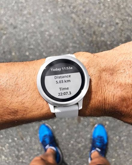 Смарт часы Garmin Vivoactive 3, серебристые с белым ремешком 010-01769-22