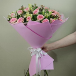 Нежный букет из розовых кустовых роз альстромерий и зелени в дизайнерской упаковке