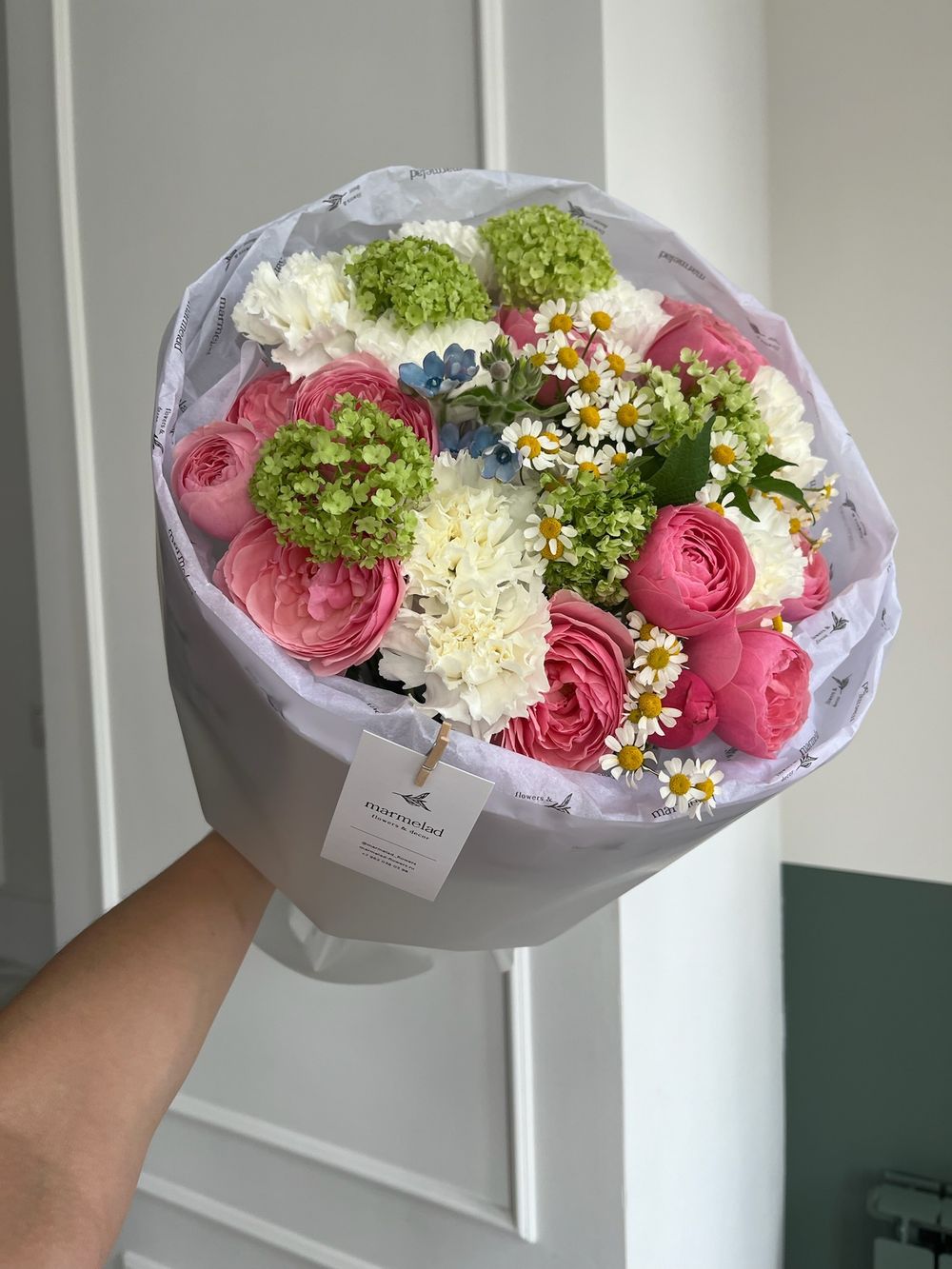 Букет сборный из калл, дельфиниума и садовых цветов