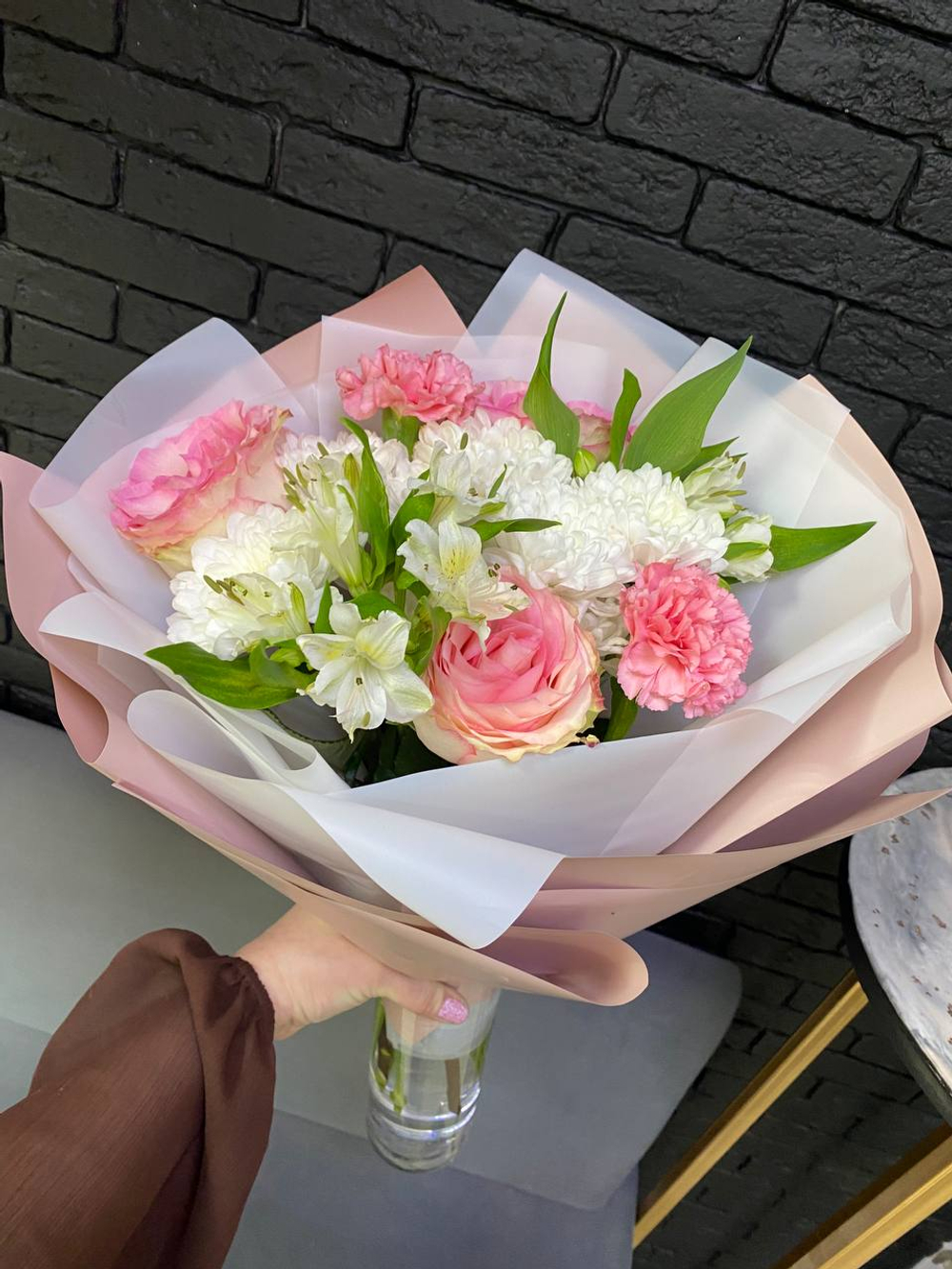 Букет из розовых роз, диантуса, хризантемы и альстромерии.