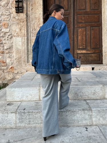 Темно-синяя джинсовая куртка