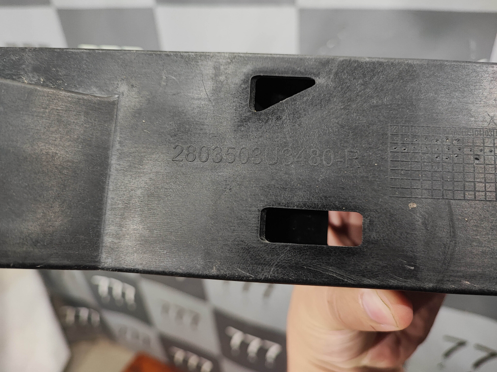 Кронштейн фары левый Москвич 3 22-нв Б/У Оригинал 2803503U3480