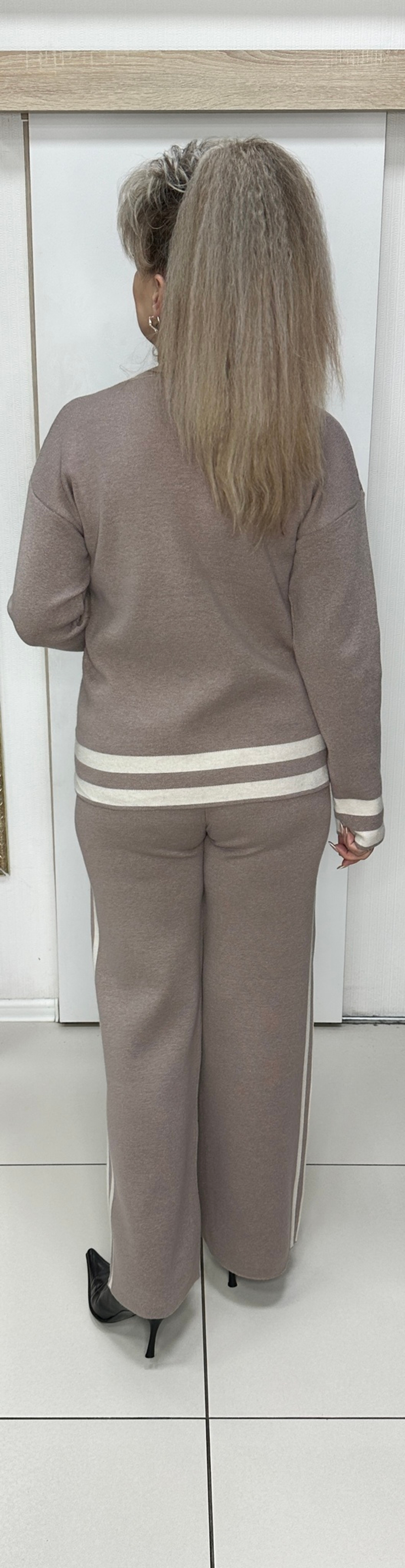 Трикотажный брючный костюм в цвете капучино