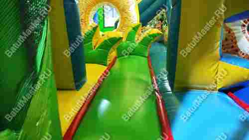 Коммерческий надувной батут "Законы джунглей" 6*4*2,8 м