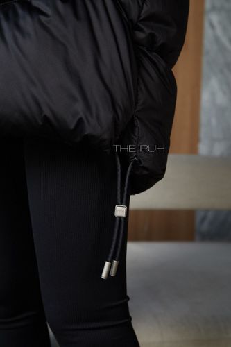 Черный дутый пуховик с капюшоном