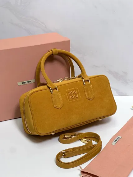 Замшевая сумка MIU MIU Arcadie matelasse, горчичный