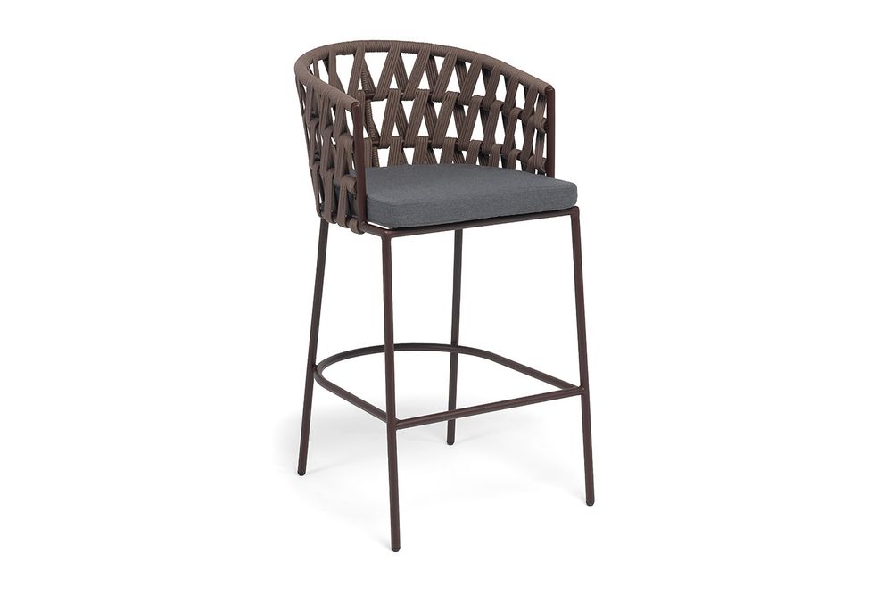 "Диего" стул барный плетеный из роупа, каркас из стали коричневый (RAL8016) муар, роуп коричневый круглый, ткань темно-серая 027