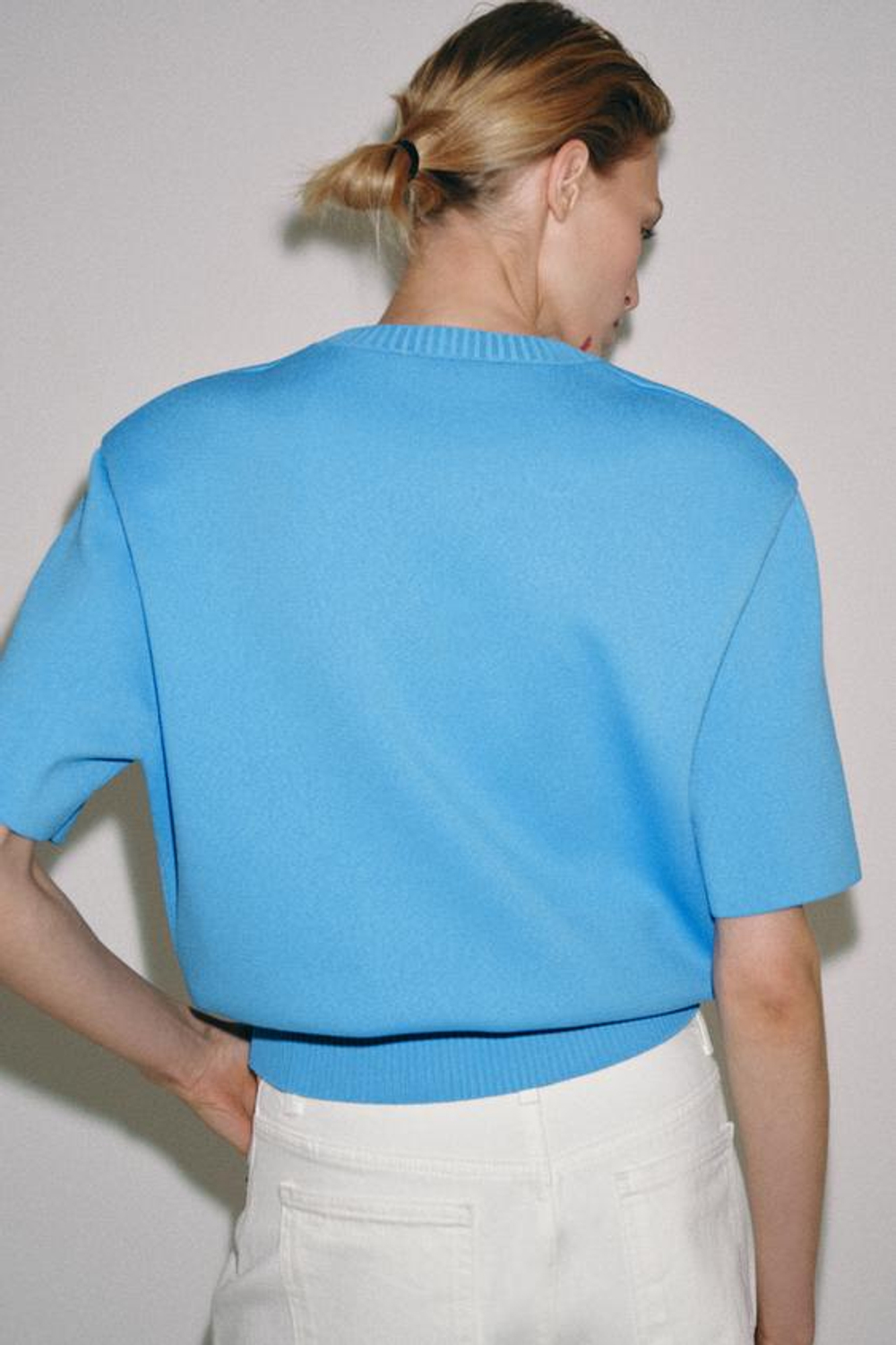 ZARA ТРИКОТАЖНЫЙ ТОП С ПОДПЛЕЧНИКАМИ, СИНИЙ
