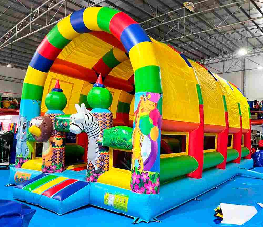 Коммерческий надувной батут «Страна Сафария» с крышей, 10x5x5 м.