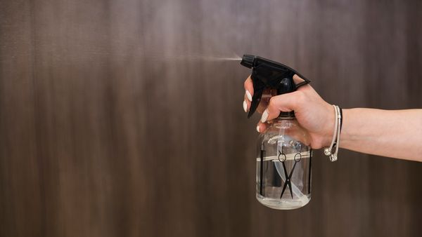 Как ухаживать за кроватью из массива дерева: масла, воски, защита от влаги и жучков