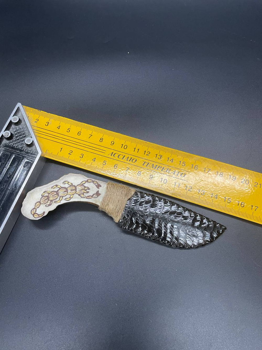 Обсидиановый нож с рукояткой из рога оленя с рисунком скорпиона 16 см