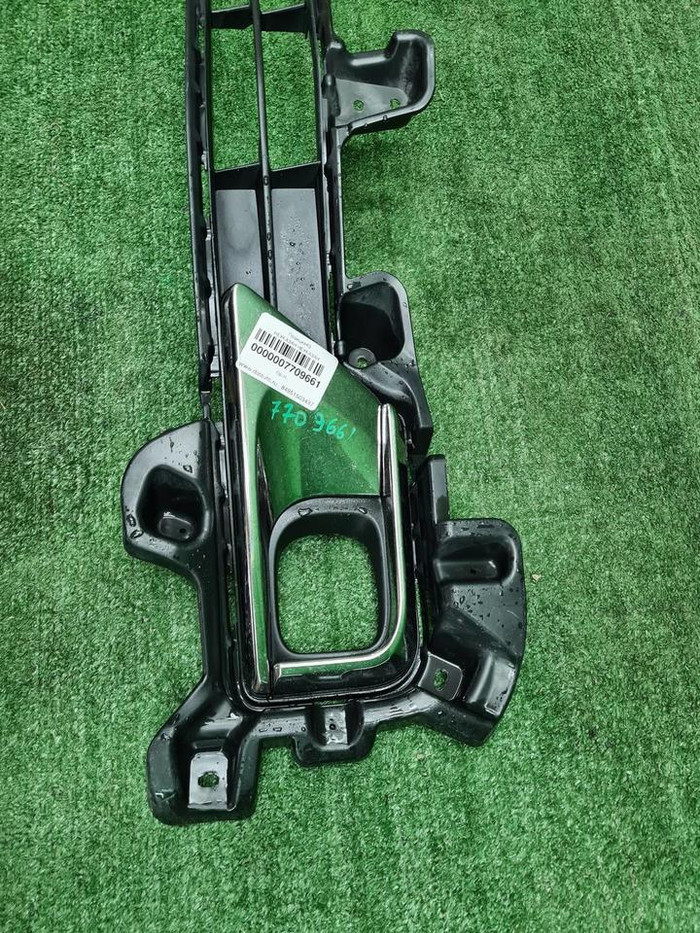 Накладка ПТФ левая Toyota Land Cruiser 200 (15-21)