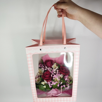 Букет из роз и альстромерии в прозрачной сумочке