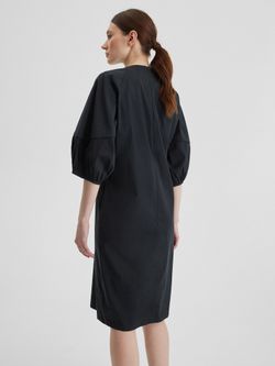 Платье черного цвета с отделкой кантом