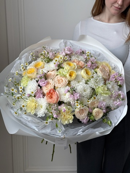 Гранд букет из кустовых пионовидных роз, маттиолы, ранункулюсов, нарциссов и диантусов