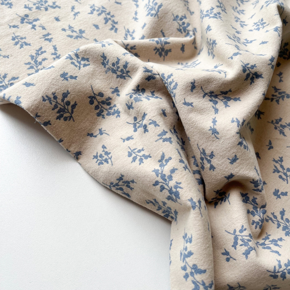 Фланель Голубые веточки на светло-бежевом фоне