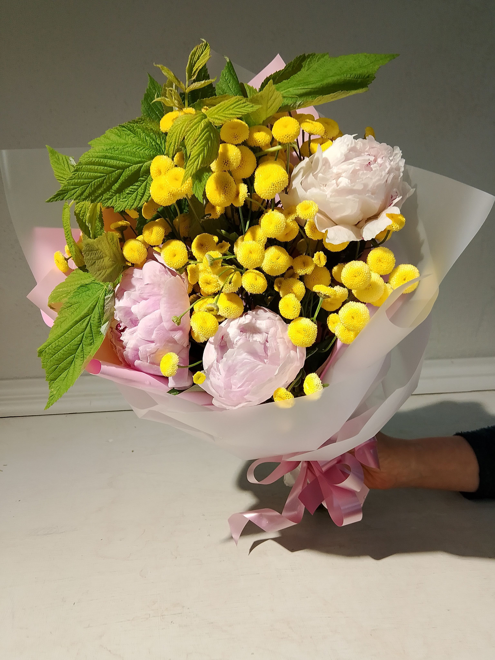 Летний солнечный букет с танацетумом и ароматными пионами Сара Бернард (С0034)