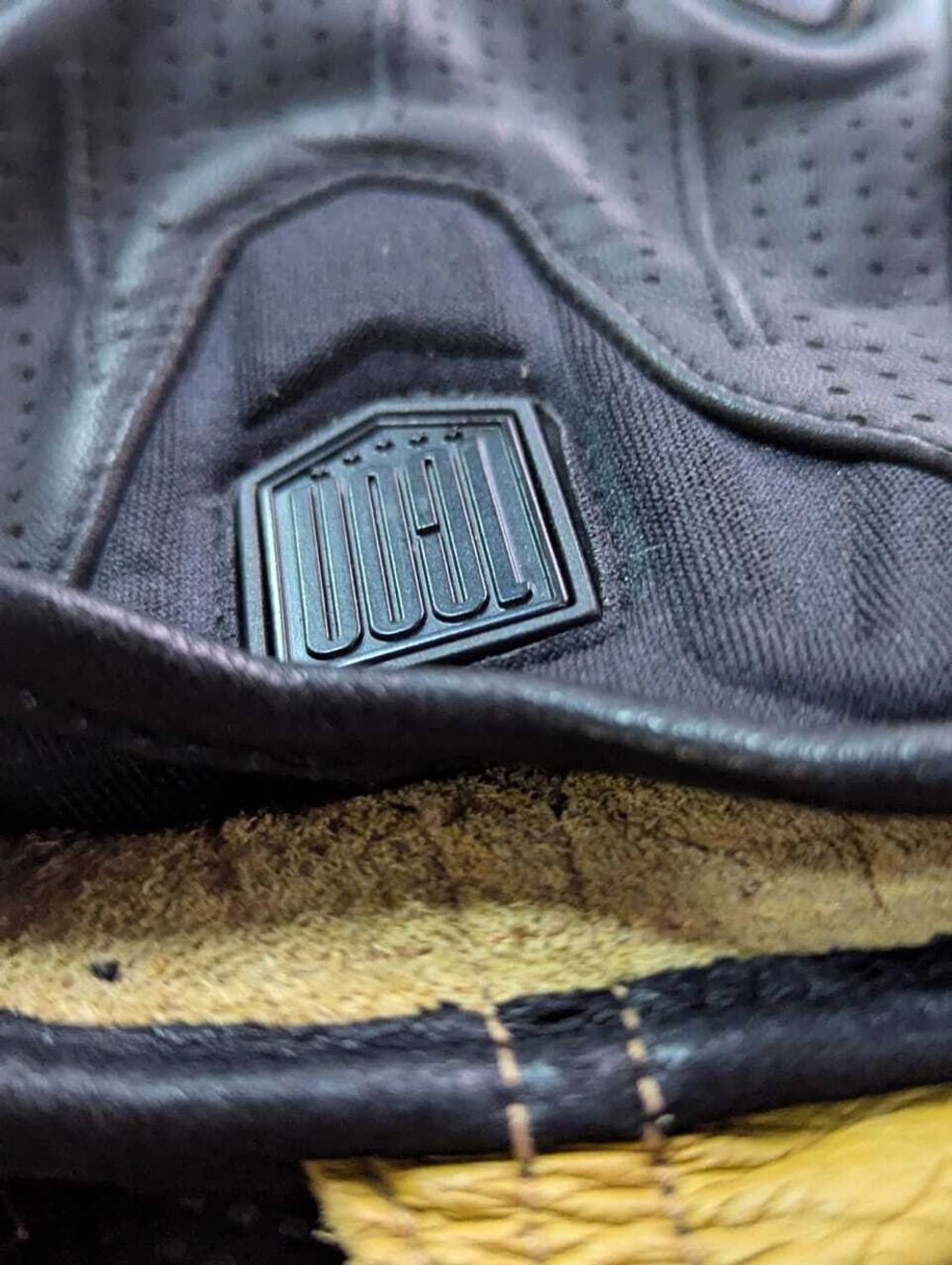 Axys 1000 Gloves / Черный