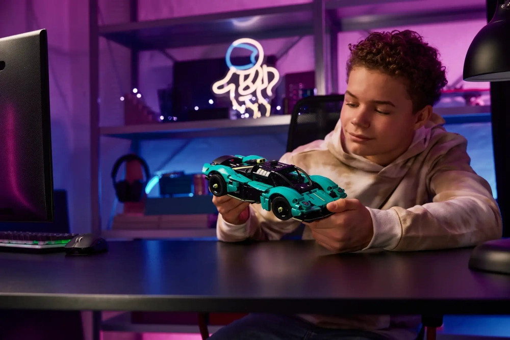 Конструктор LEGO Technic 42208 Aston Martin Valkyrie