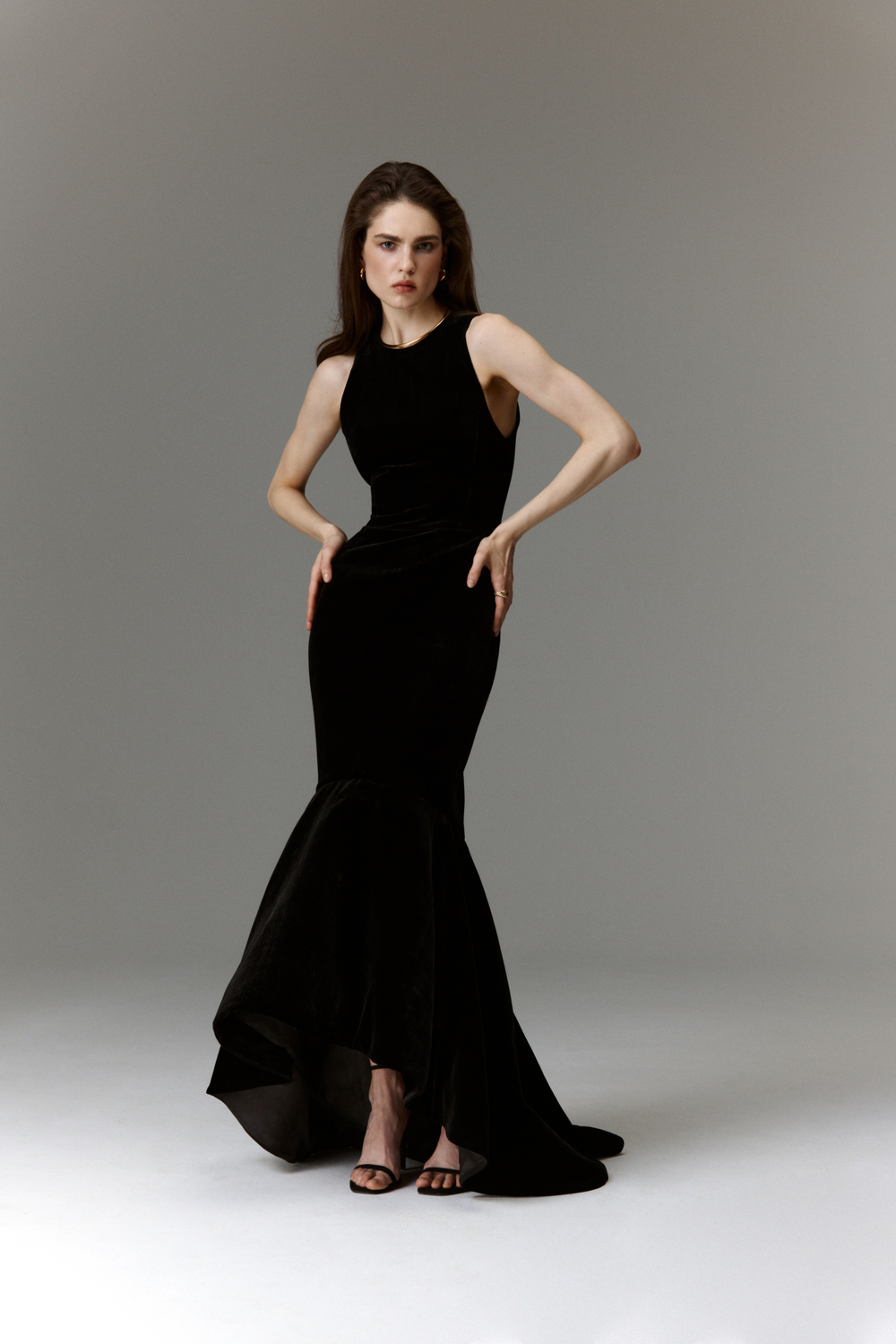 Платье макси из бархата с воланом