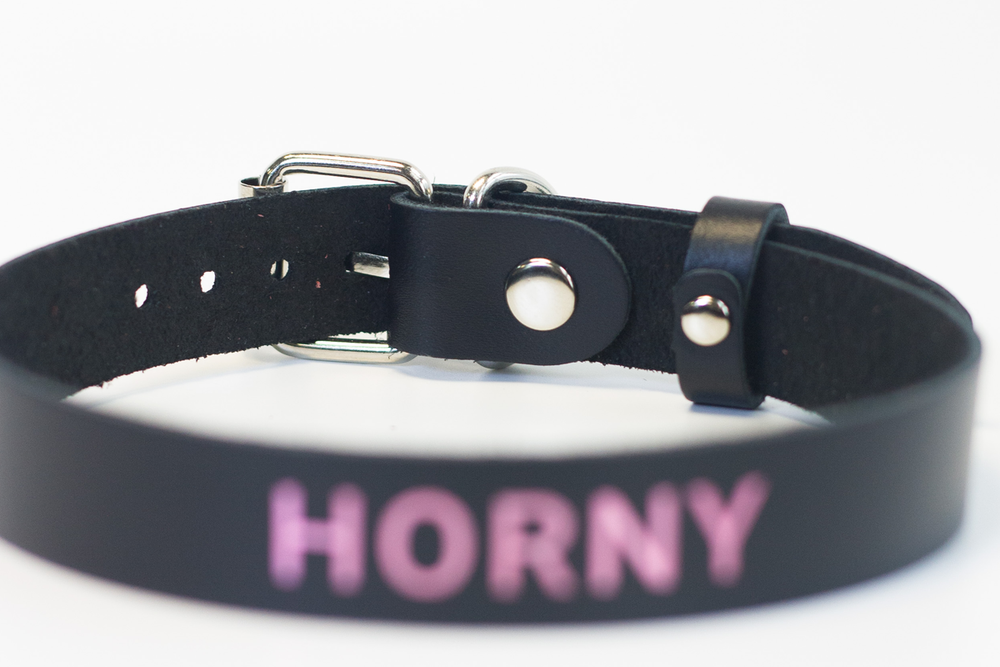 Лунный свет Ошейник с надписью HORNY (черный)