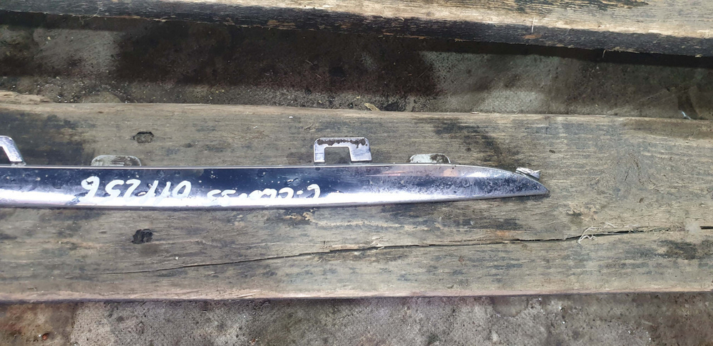 Молдинг решетки радиатора Mercedes C-Class W205 14-18 Б/У Оригинал A2058880373