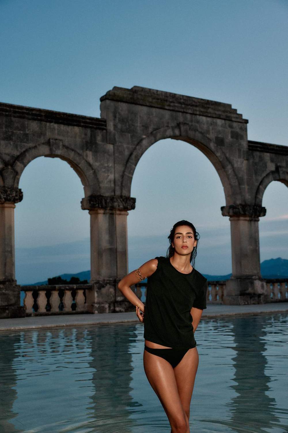 ZARA ФУТБОЛКА ИЗ ТКАНИ С ЭФФЕКТОМ ПОТЕРТОСТИ, УГОЛЬНЫЙ