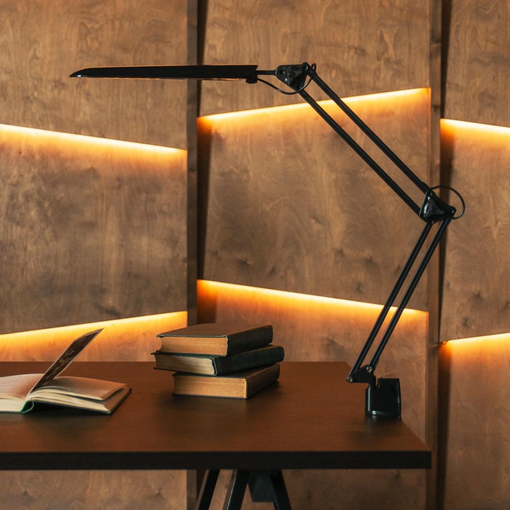 TLD-524 Black-8W-Светильник настольный на струбцине-LED-500Lm-4500K-Dimmer-Цвет-черный