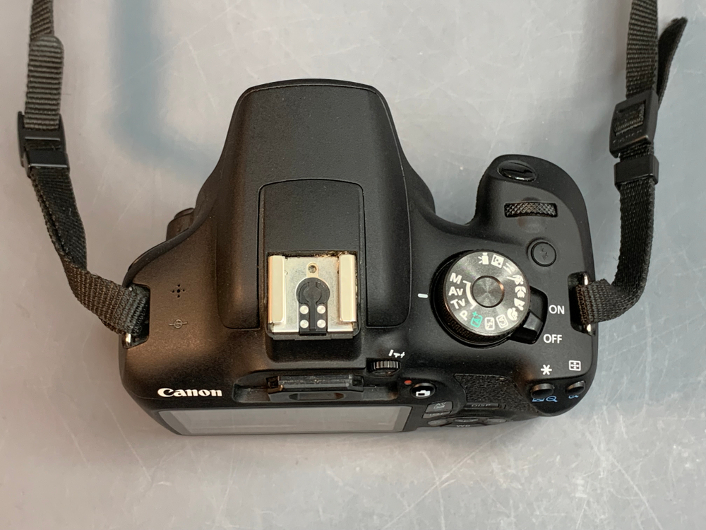 Canon 2000D Kit 18-55mm 3.5-5.6 III 2.518 кадров, царапина