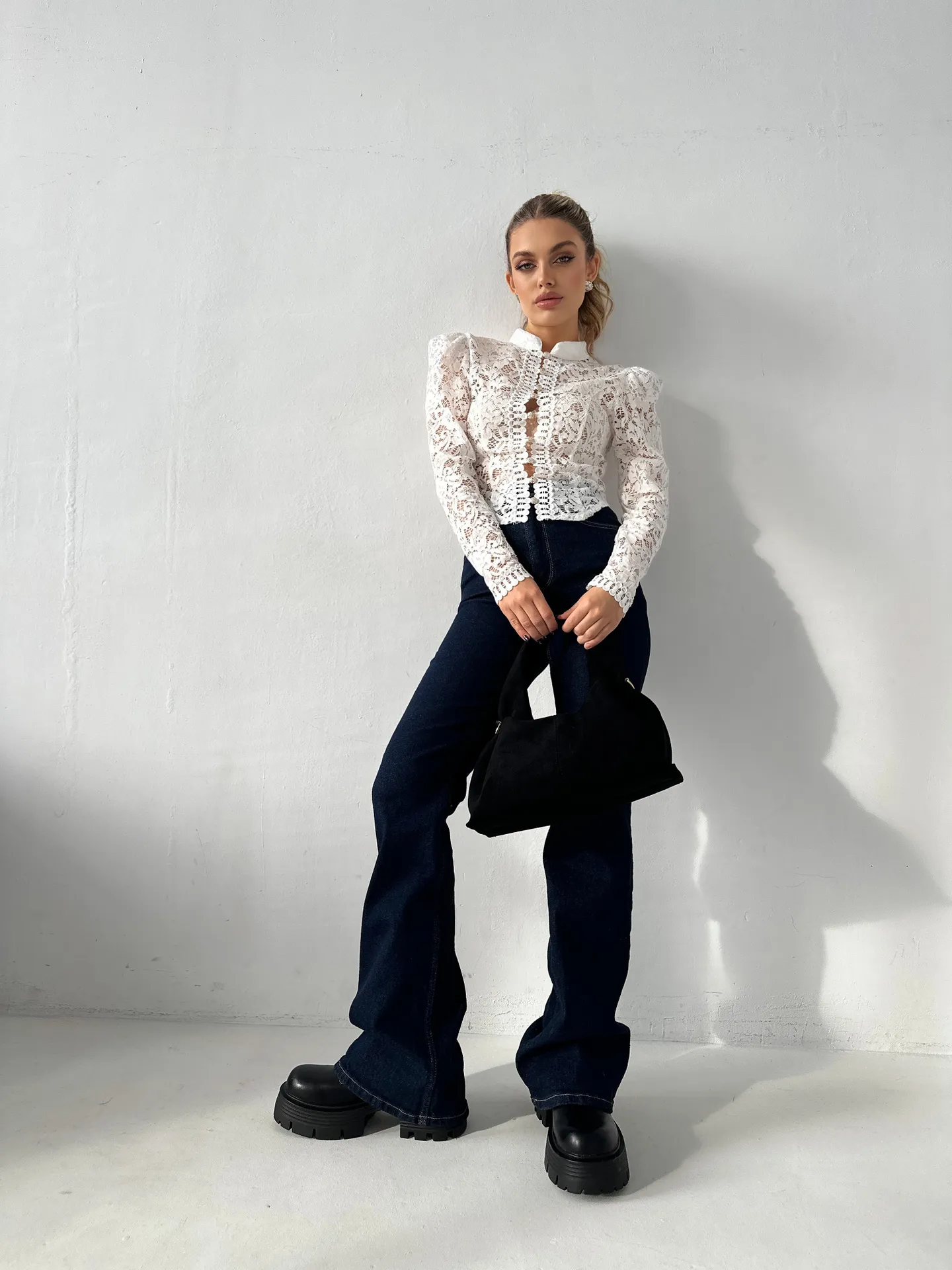 Блузка BD colleсtion однотонная приталенная из гипюра на золотых пуговицах