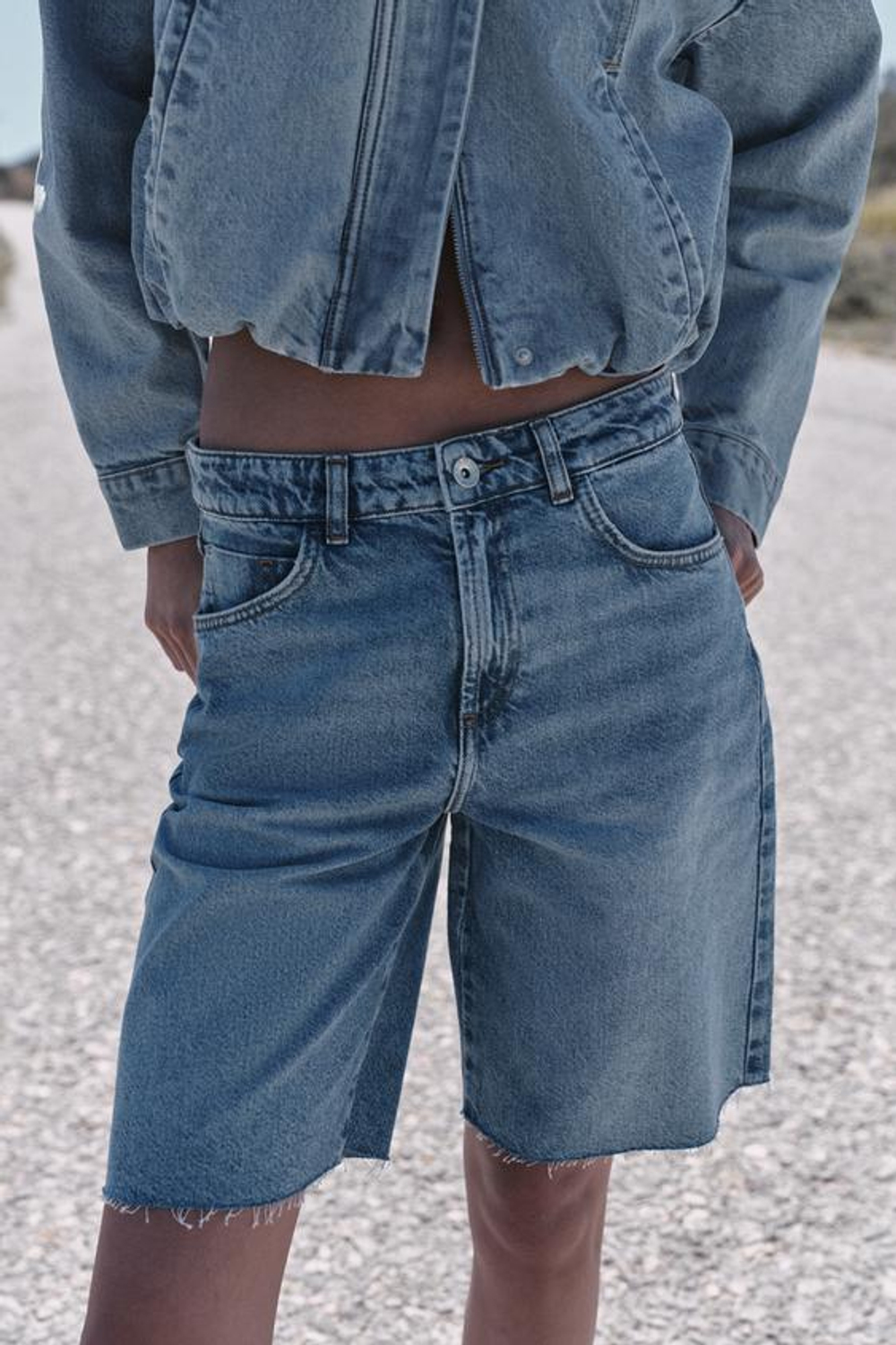ZARA ДЖИНСОВЫЕ ШОРТЫ Z1975 СО СРЕДНЕЙ ПОСАДКОЙ, ВЫЦВЕТШИЙ СИНИЙ