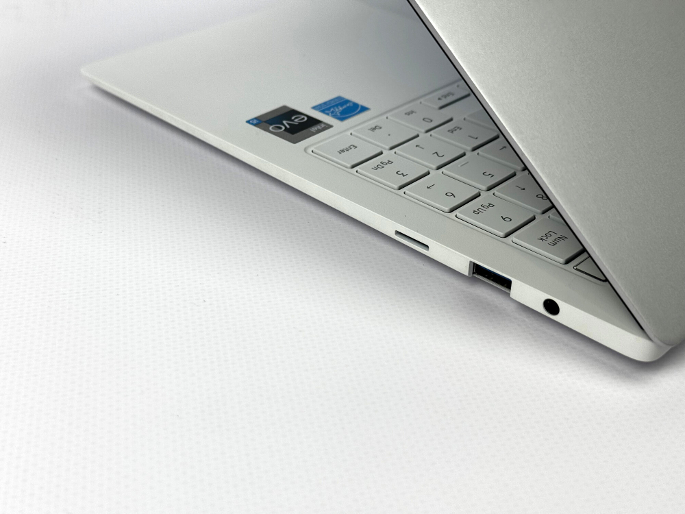 Ультрабук Samsung Galaxy 2 Pro i51240p/8GB(RAM)/512GB(SSD)15.3/FHD/60HZ/Win11