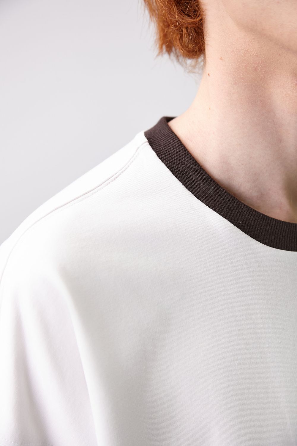 Футболка Choompu оверсайз с красным воротом белая