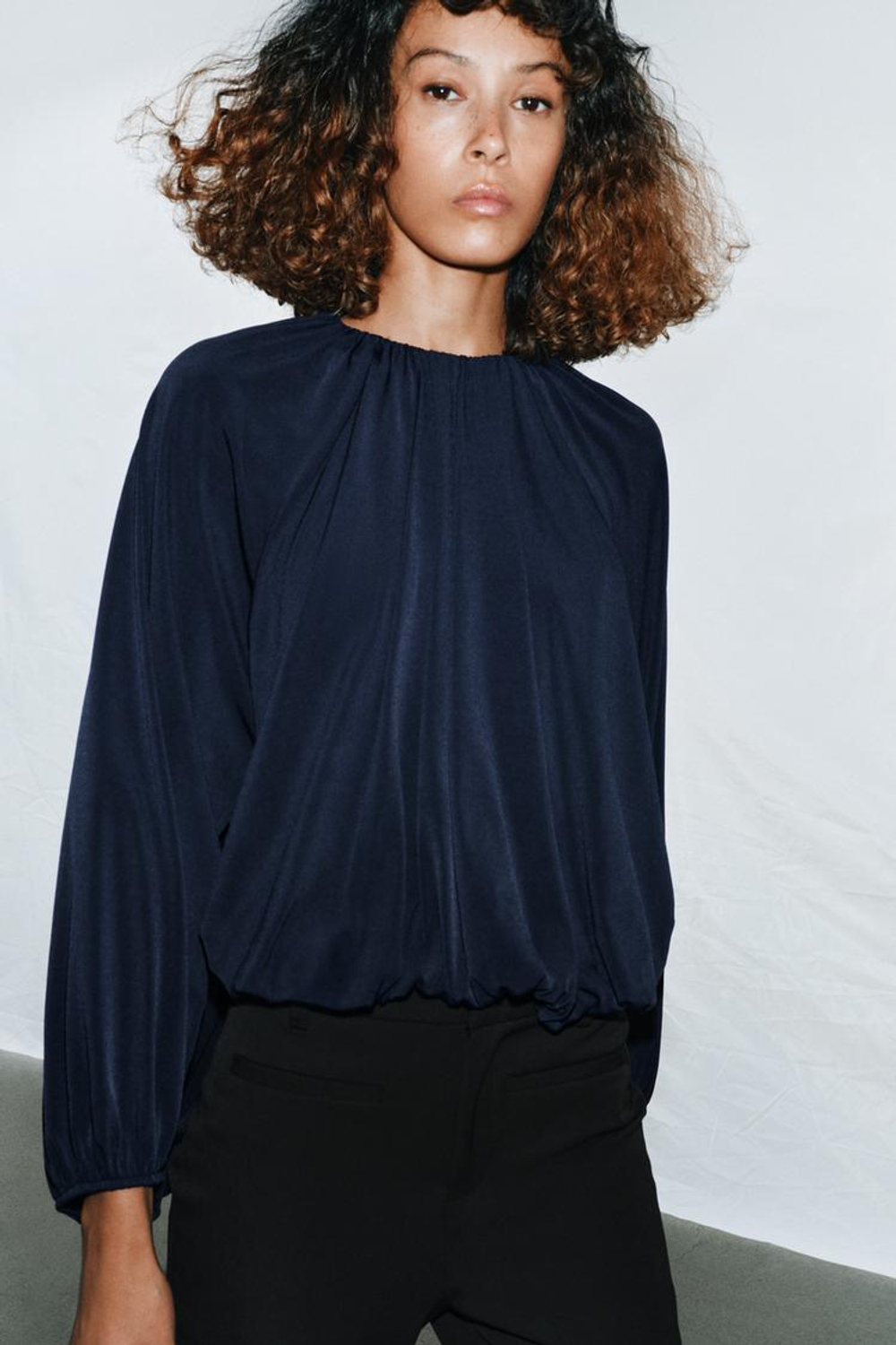 ZARA ТОП С ОБЪЕМНЫМИ РУКАВАМИ И РАЗРЕЗАМИ, СИНИЙ