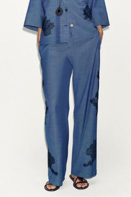 ZARA БРЮКИ ШИРОКОГО КРОЯ С ЦВЕТАМИ, СИНИЙ