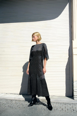 Платье с вырезом волан