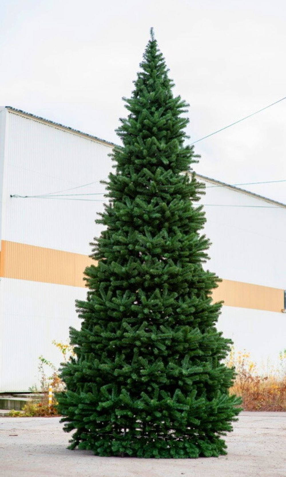 высокая уличная елка каркасная