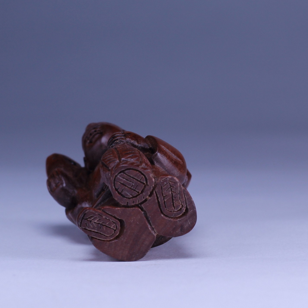 Нэцкэ Рыбак с огромной рыбой на плече