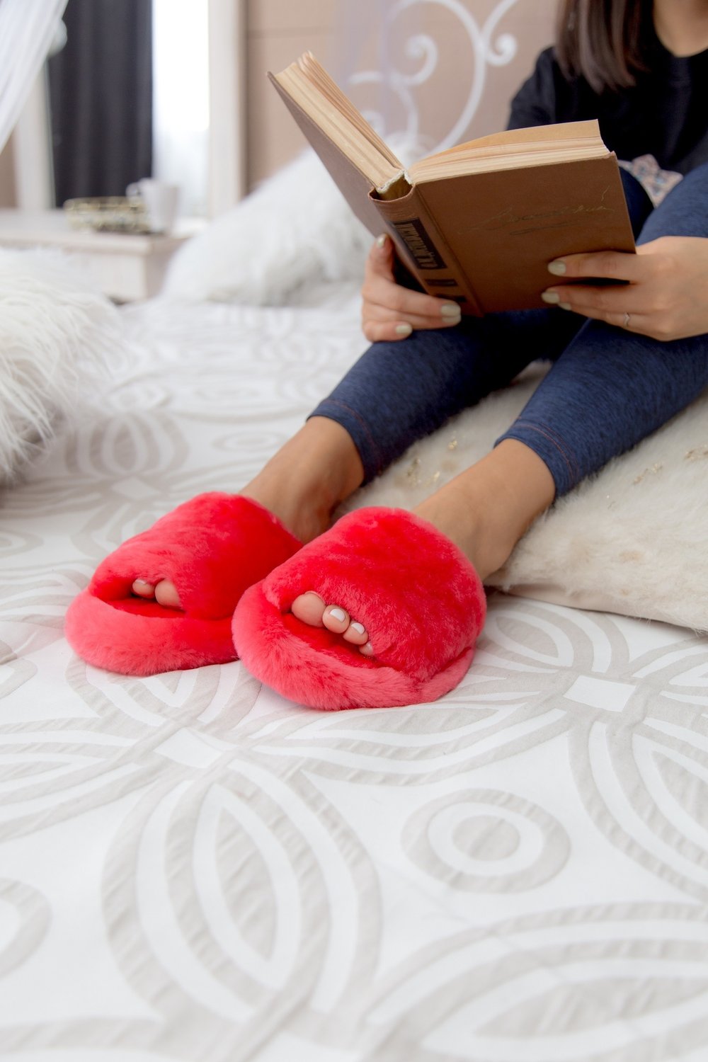 открытые меховые домашние тапочки