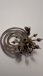 Брошь с бордовыми кристаллами и снежинкой