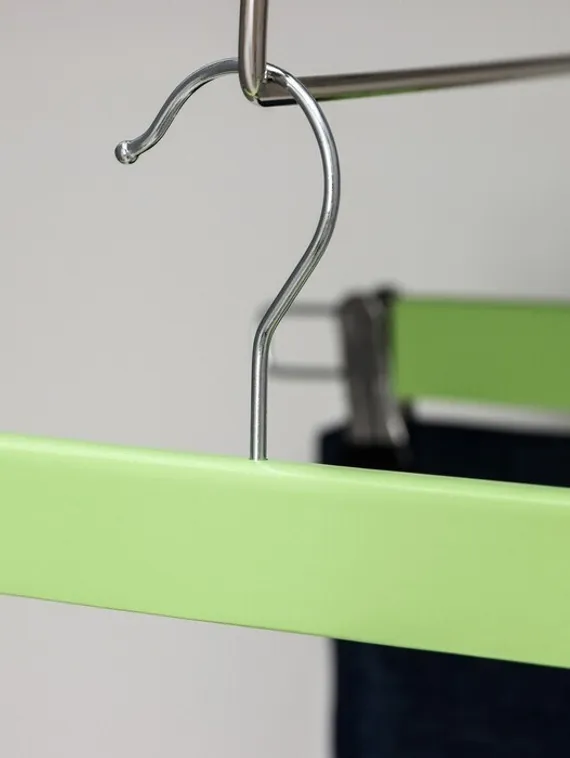 Вешалка деревянная для брюк и юбок с зажимами SAVANNA «Тэри», 28×11,5×2,8 см, цвет зелёный