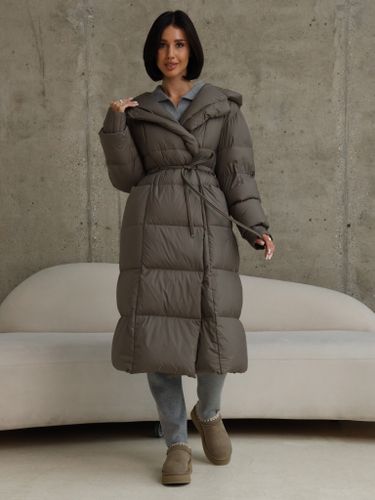 Удлиненный пуховик цвета капучино с объемным капюшоном