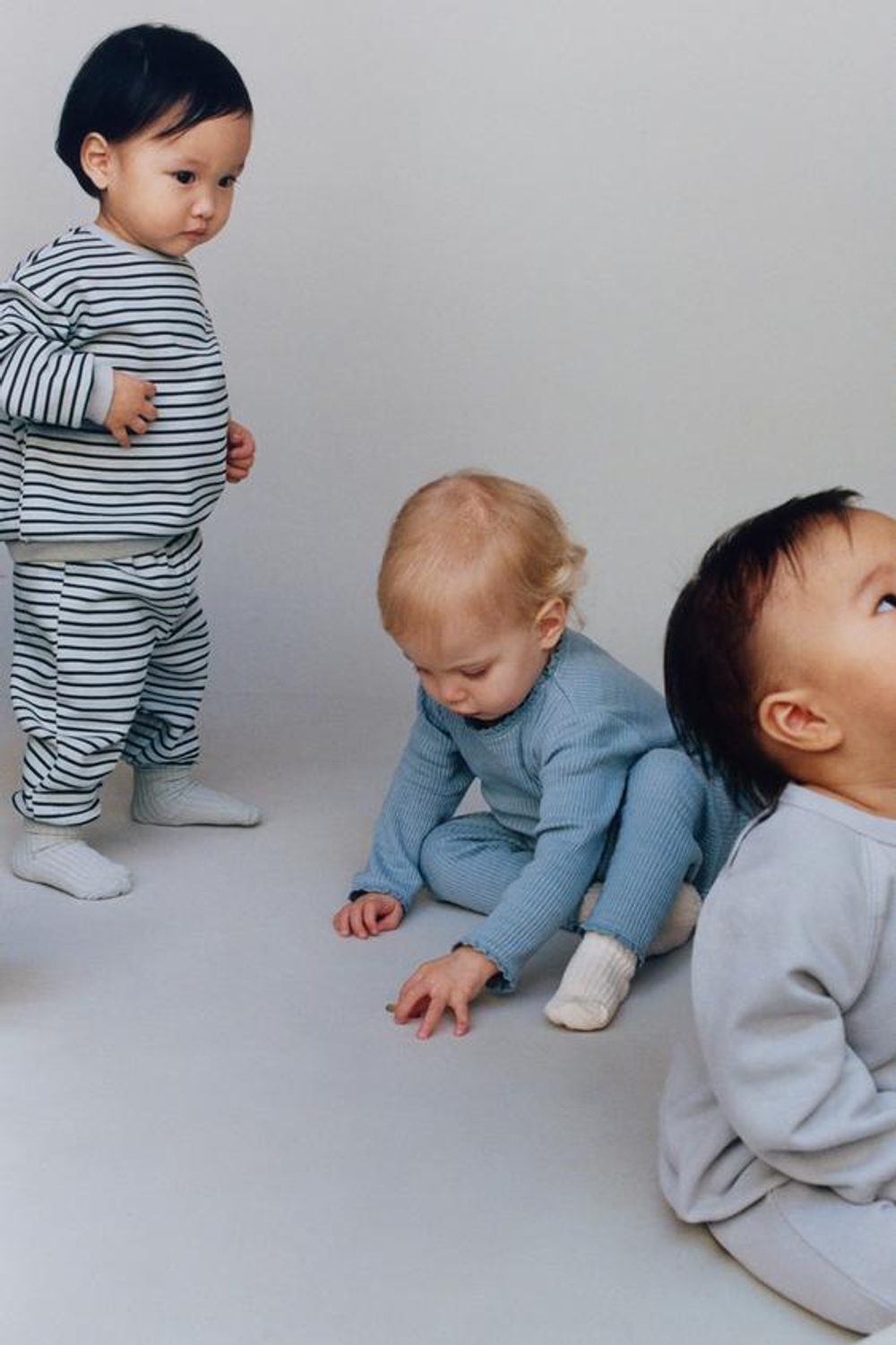 ZARA КОМПЛЕКТ ИЗ ТОЛСТОВКИ И БРЮК-ДЖОГГЕРОВ В ПОЛОСКУ, ВЫЦВЕТШИЙ СИНИЙ