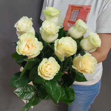 Букет из 9 белых роз сорта "Мондиаль" под ленту (Эквадор 60 см)