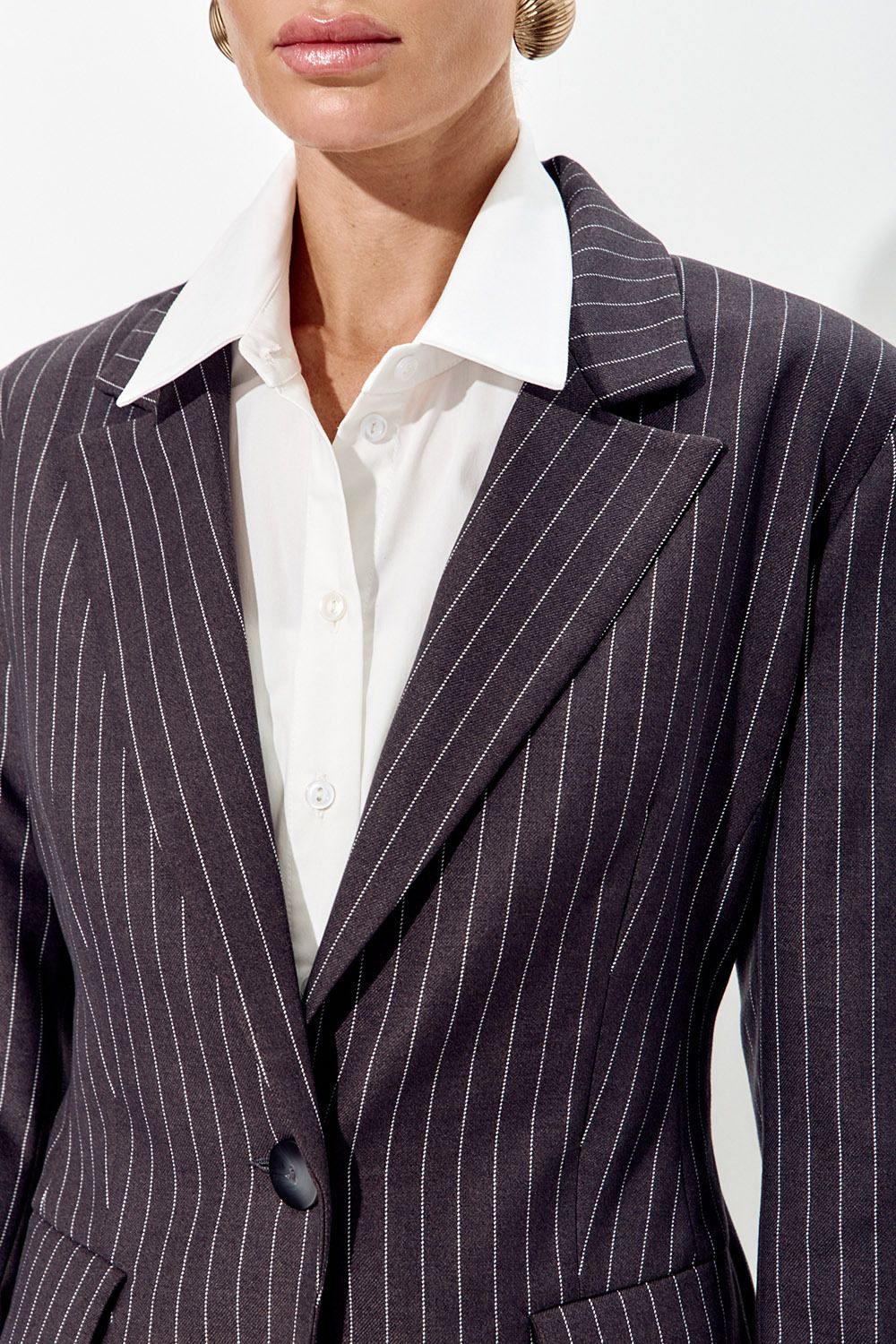 Приталенный пиджак "песочные часы" темно-серого цвета в полоску
