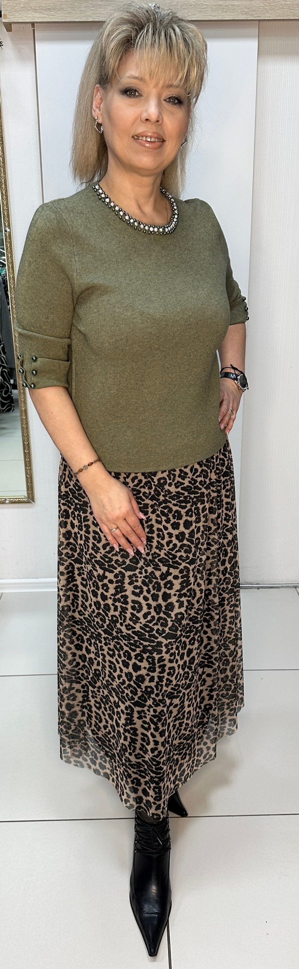 Оливковый короткий джемпер с жемчужной отделкой по горловине