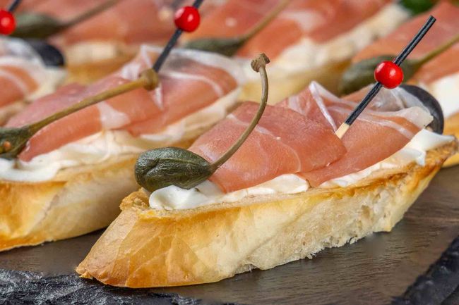 Брускетта с пармской ветчиной, 10 шт.